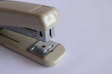 Stapler 'ı beyaz arkaplanda kapat