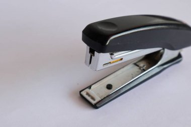 Stapler 'ı beyaz arkaplanda kapat