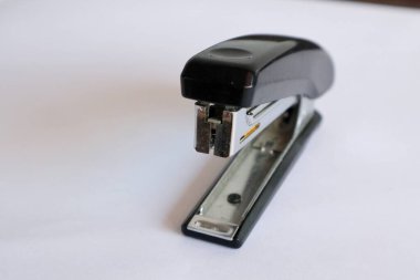 Stapler 'ı beyaz arkaplanda kapat