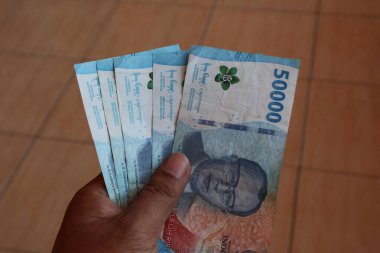 Kudus, 16 Agustus 2024 - Rp 'yi tutuyor. 50,000 banknot, Endonezya rupiası..