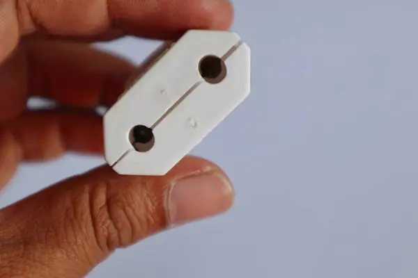 Kudus, 17 Agustus 2024 - Beyaz üzerine izole edilmiş 2 iğneli kadın konnektörünün yakın görüntüsü