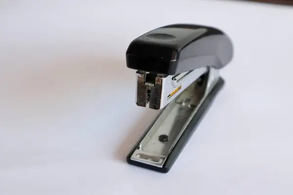 Stapler 'ı beyaz arkaplanda kapat