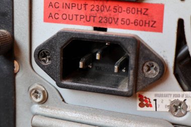 Bilgisayar güç kaynağı prizini kapatın. Kudus, 18 Ağustos 2024.