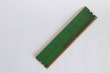 DDR3 tipi PC RAM beyaz üzerinde izole edildi