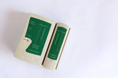 Kudus, 18 Agustus 2024 - beyaz izole RJ45 kablo test aracı
