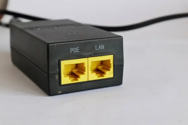 LAN ve POE adaptörlerine yakın çekim, Kudus 18 Agustus 2024.