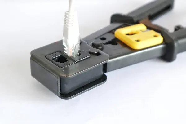 Beyaz renkte izole edilmiş RJ45 kerpeten görüntüsünü kapat