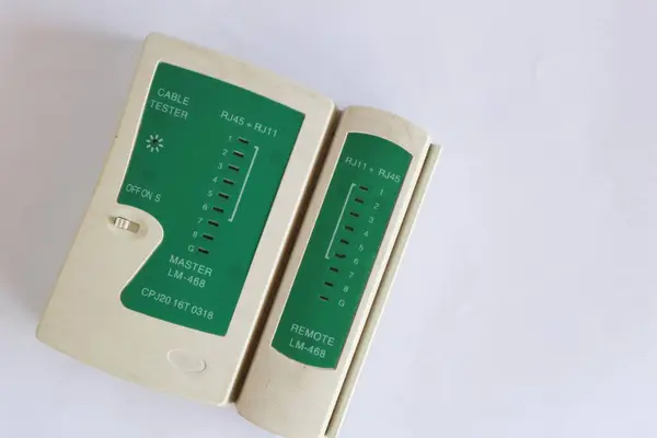 Kudus, 18 Agustus 2024 - beyaz izole RJ45 kablo test aracı
