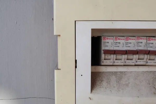 Kudus, 17 Agustus 2024 - Otomatik duvar kırıcı (Broco)