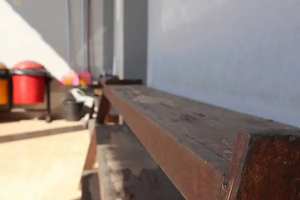 Tahta sandalet tutacağı ya da askılık