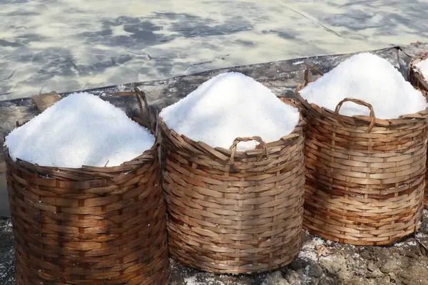 Jepara, Endonezya 'da büyük bir sepetteki tuz.