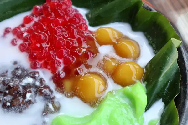 İlik lapasının yakın çekimi (bubur sum sum)