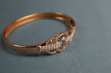 Altın bir bileziğin yakınında.