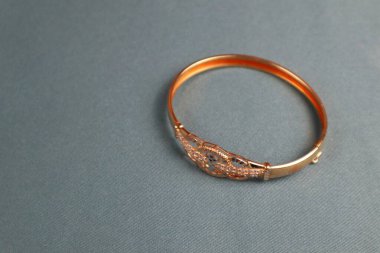 Altın bir bileziğin yakınında.