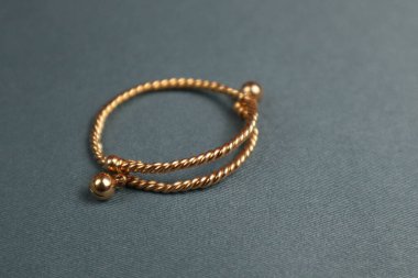 Sarmal altın bir bileziğin yakın çekimi.