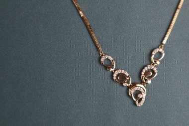 Avucundaki altın kolyeye yaklaş.