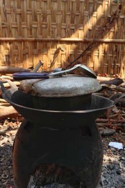 Endonezya 'da geleneksel yemek pişirme yöntemleri. Geleneksel yemek fırınlarıyla.