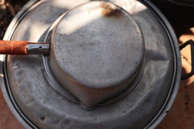 Ocağın üzerindeki metal varil.