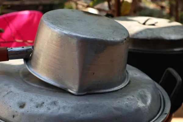 Masada eski metal çaydanlık