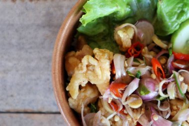 Pirinç kasesi ve sambal mata.