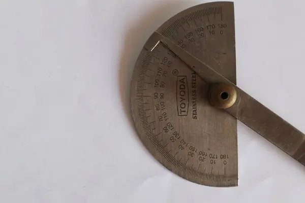 Kudus, 28 Agustus 2024 - (Bevel Protractor) Marangozluk ölçümü için metal açıcı beyaz üzerine izole edilmiş