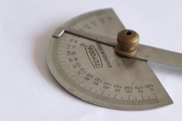 Kudus, 28 Agustus 2024 - (Bevel Protractor) Marangozluk ölçümü için metal açıcı beyaz üzerine izole edilmiş