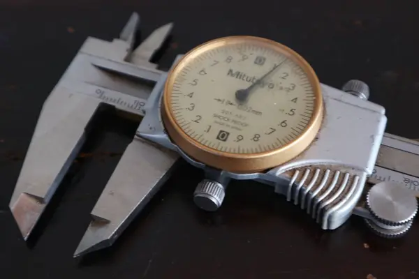 Jepara, 30 Agustus 2024 - modası geçmiş analog kalibre ölçüm aracı