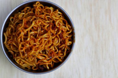 Sıcak ve baharatlı Kore eriştesi.      