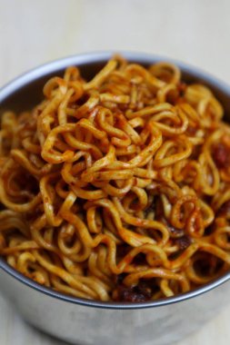 Sıcak ve baharatlı Kore eriştesi.      