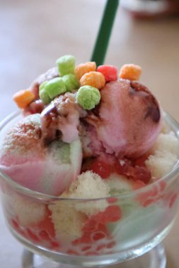  Cam kasede dondurma.                     