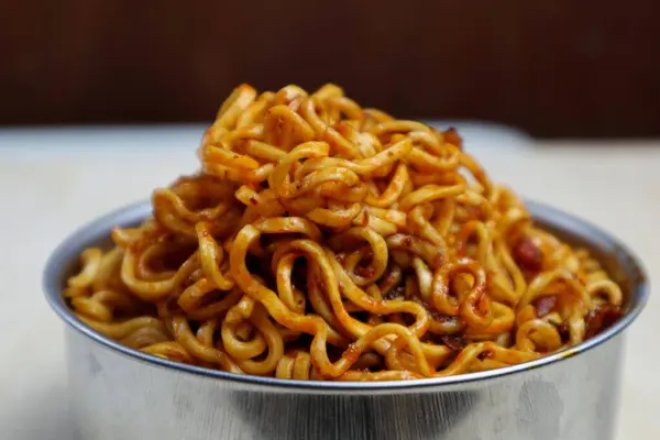 Sıcak ve baharatlı Kore eriştesi.      