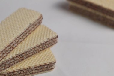   Çikolata aromalı wafer bisküvileri, beyaz arka planda izole edilmiş.. 