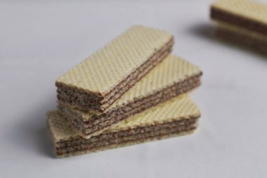   Çikolata aromalı wafer bisküvileri, beyaz arka planda izole edilmiş.. 