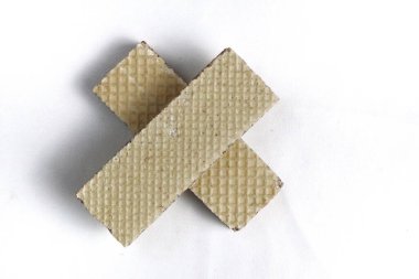   Çikolata aromalı wafer bisküvileri, beyaz arka planda izole edilmiş.. 