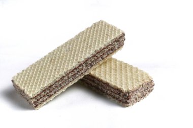   Çikolata aromalı wafer bisküvileri, beyaz arka planda izole edilmiş.. 