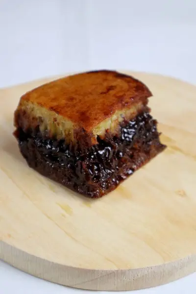 Karamelli çikolatalı kek ve tabakta fındıklı matabak çikolatalı pasta (martabak kue manis).)