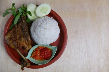 Endonezya 'da penyet ayam veya kızarmış tavuk, kızarmış tavuk ve acı biber sosundan oluşan tipik bir Java yemeğinin adıdır..      