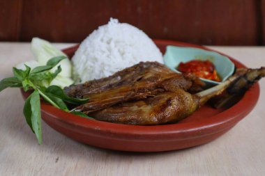 Endonezya 'da penyet ayam veya kızarmış tavuk, kızarmış tavuk ve acı biber sosundan oluşan tipik bir Java yemeğinin adıdır..      