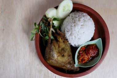 Endonezya 'da penyet ayam veya kızarmış tavuk, kızarmış tavuk ve acı biber sosundan oluşan tipik bir Java yemeğinin adıdır..      