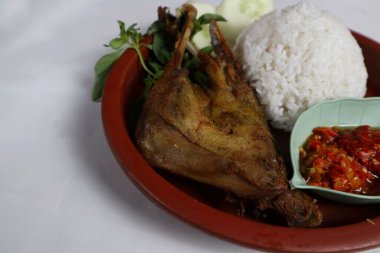 Endonezya 'da penyet ayam veya kızarmış tavuk, kızarmış tavuk ve acı biber sosundan oluşan tipik bir Java yemeğinin adıdır..