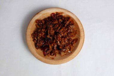 Acı soslu kızarmış tempeh.