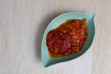 Geleneksel Endonezya sambali sambal sarımsağıdır (kırmızı biber sosu).