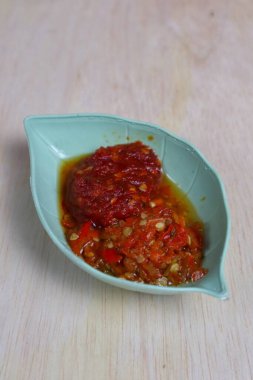Geleneksel Endonezya sambali sambal sarımsağıdır (kırmızı biber sosu).