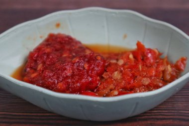 Geleneksel Endonezya sambali sambal sarımsağıdır (kırmızı biber sosu).