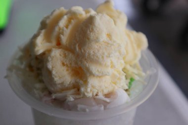 Es veznedarı, tipik bir Endonezya tatlısıdır, avokado, genç hindistan cevizi, Jackfruit, bant, hindistan cevizi sütü veya tatlandırılmış süt ile servis edilir..