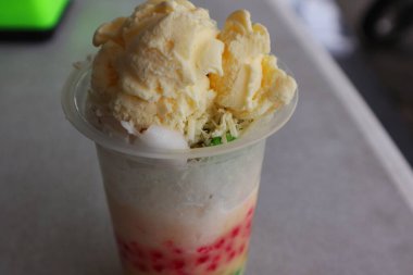 Es veznedarı, tipik bir Endonezya tatlısıdır, avokado, genç hindistan cevizi, Jackfruit, bant, hindistan cevizi sütü veya tatlandırılmış süt ile servis edilir..