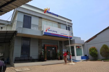 Jepara, 13 Ekim 2024 - Bank Jateng Office Binası alçak açılı ve perspektifli parlak mavi bir sabah gökyüzüne karşı. KCP Pecangaan jepara Endonezya.