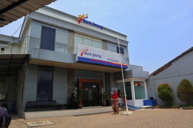 Jepara, 13 Ekim 2024 - Bank Jateng Office Binası alçak açılı ve perspektifli parlak mavi bir sabah gökyüzüne karşı. KCP Pecangaan jepara Endonezya.