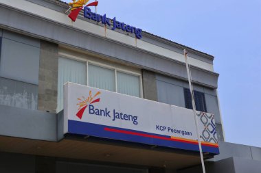 Jepara, 13 Ekim 2024 - Bank Jateng Office Binası alçak açılı ve perspektifli parlak mavi bir sabah gökyüzüne karşı. KCP Pecangaan jepara Endonezya.