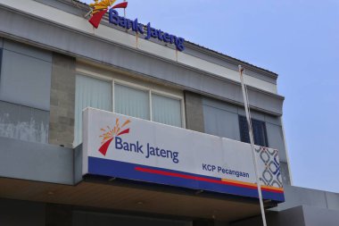 Jepara, 13 Ekim 2024 - Bank Jateng Office Binası alçak açılı ve perspektifli parlak mavi bir sabah gökyüzüne karşı. KCP Pecangaan jepara Endonezya.